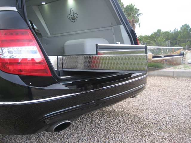 bak_fra_side_med_skinne_delvis_ute