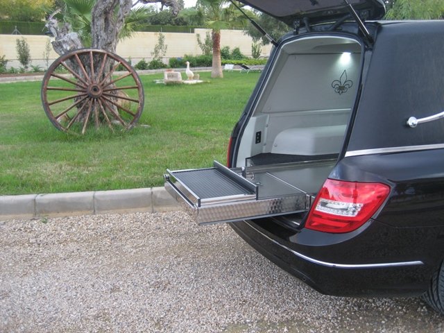 utv_bak_fra_side_med_bakluke_apen