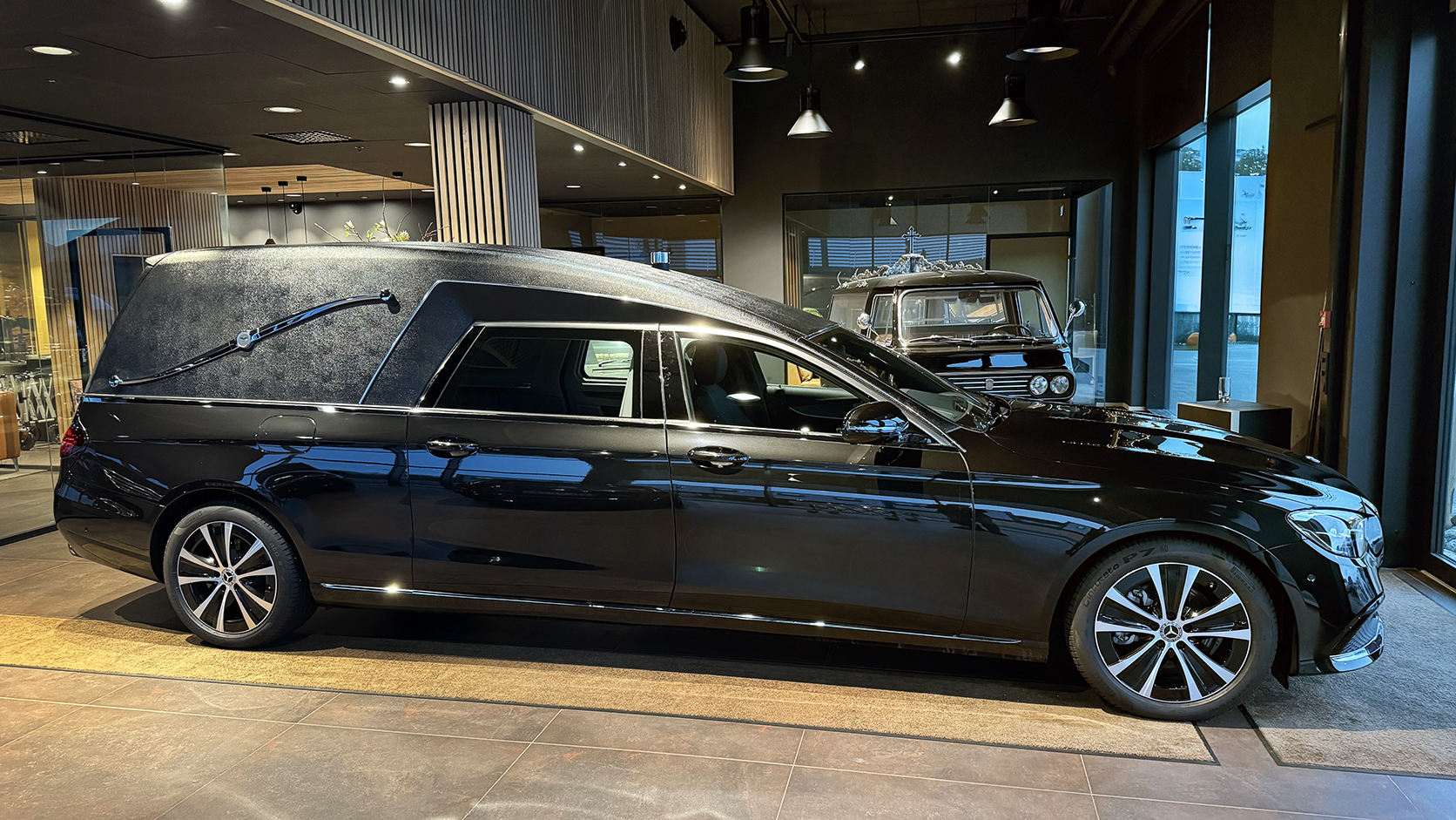 Karmøy Bilsenter Mercedes E begravelsesbil
